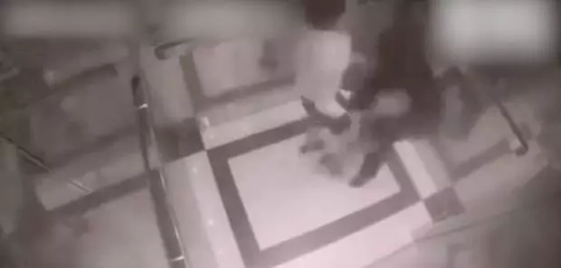 他在電梯里緊貼女子想伸咸豬手,沒想到衰遇拳王女子 網友:三下KO對方,爽