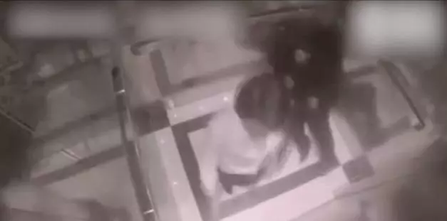 他在電梯里緊貼女子想伸咸豬手,沒想到衰遇拳王女子 網友:三下KO對方,爽