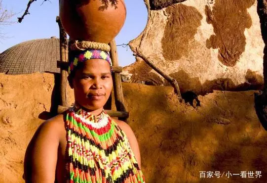 這個民族的女人,婚後才能穿上衣,至今實行一夫多妻制!