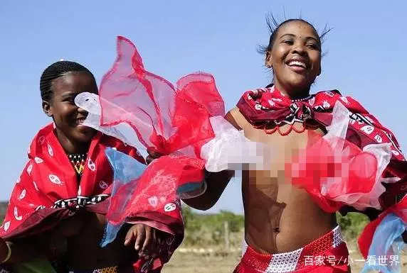 這個民族的女人,婚後才能穿上衣,至今實行一夫多妻制!
