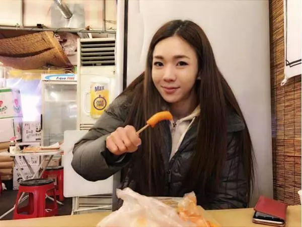 26歲甜美女「渾身都是肌肉」比男生還猛,穿女僕裝秀二頭肌「原來她私下有3種身分」!