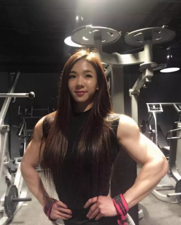 26歲甜美女「渾身都是肌肉」比男生還猛,穿女僕裝秀二頭肌「原來她私下有3種身分」!