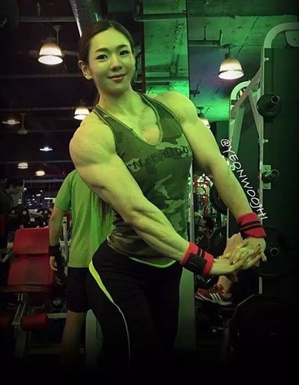 26歲甜美女「渾身都是肌肉」比男生還猛,穿女僕裝秀二頭肌「原來她私下有3種身分」!