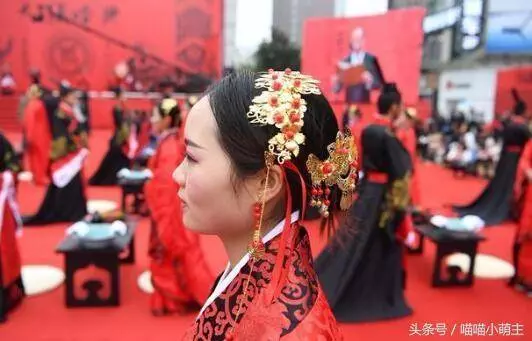 離婚後帶雙胞胎兒子回娘家,兒子生日婆婆送了張卡,餘額讓我落淚