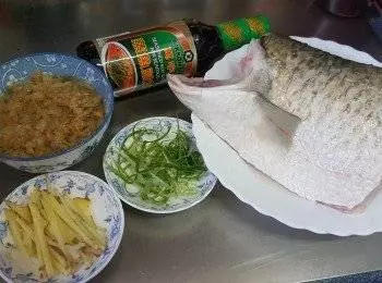 這道菜肴非常簡單,把魚蒸熟,倒入自己調製好的醬汁即可(附調法)非常鮮甜下飯哦!