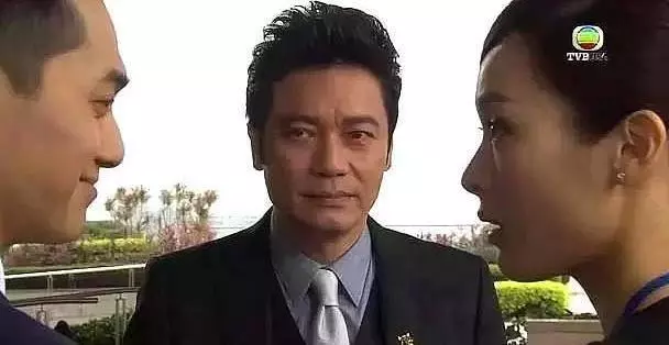 56歲羅嘉良攜現任妻子與前妻一起吃飯,女兒漂亮兒子不像他