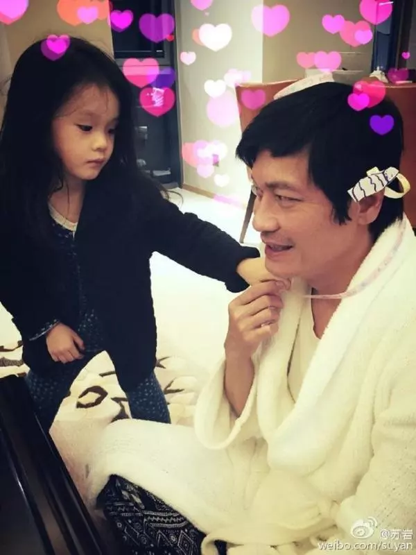 56歲羅嘉良攜現任妻子與前妻一起吃飯,女兒漂亮兒子不像他