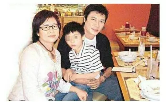 56歲羅嘉良攜現任妻子與前妻一起吃飯,女兒漂亮兒子不像他