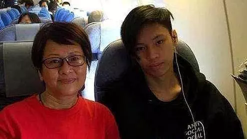 56歲羅嘉良攜現任妻子與前妻一起吃飯,女兒漂亮兒子不像他