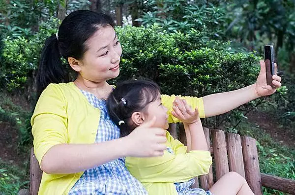 2歲女兒玩手機,不小心設置鬧鐘,凌晨一點響了,我的婚姻告終!