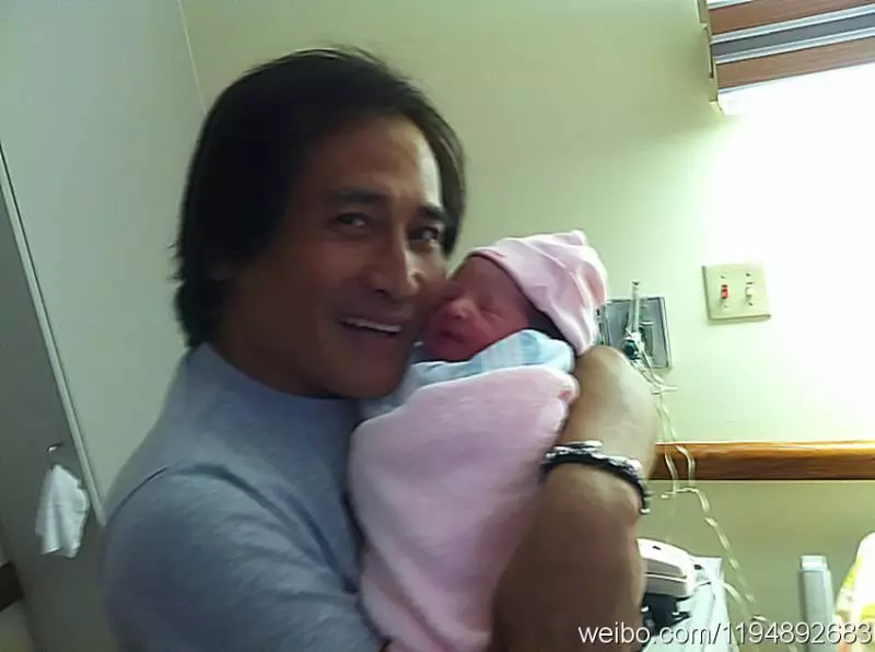 老來得一雙子女,58歲齊秦搖身變「暖父」,被拍到與「貼心小棉襖」溫馨互動,眼神暖爆!