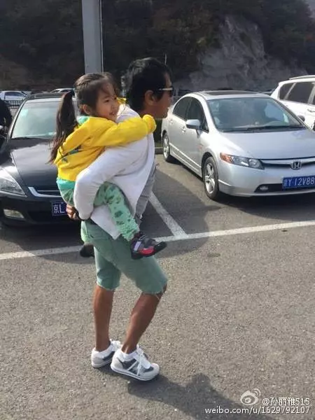 老來得一雙子女,58歲齊秦搖身變「暖父」,被拍到與「貼心小棉襖」溫馨互動,眼神暖爆!
