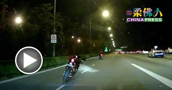 晚上9點13分 無人騎駛摩哆 公路上S行