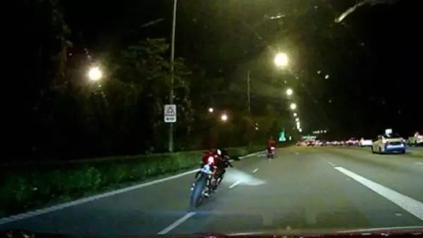 晚上9點13分 無人騎駛摩哆 公路上S行
