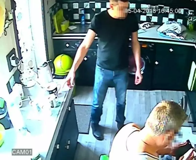 這家裡的「好兄弟」太猛了!家中用品自己移動的畫面全被CCTV錄下了!