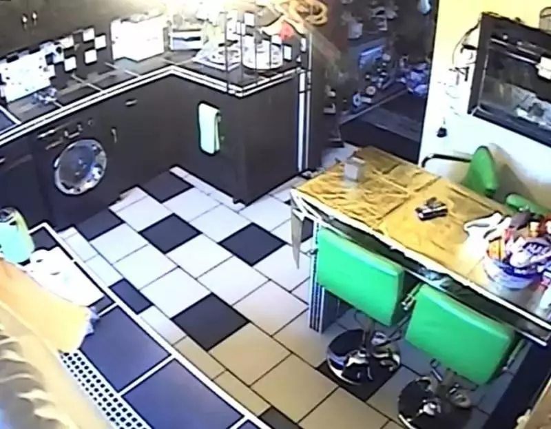 這家裡的「好兄弟」太猛了!家中用品自己移動的畫面全被CCTV錄下了!