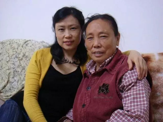我60歲生日,女兒送我一個手鐲,她打電話沒掛斷,我心裡發寒!