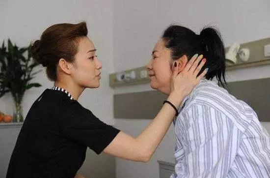 我60歲生日,女兒送我一個手鐲,她打電話沒掛斷,我心裡發寒!