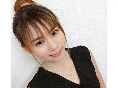 轎車失控撞樹,女郎頭重傷死。R.I.P