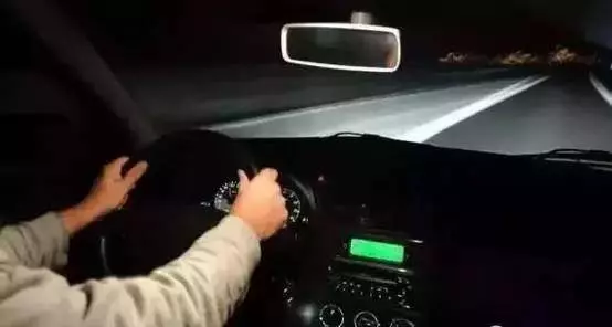 轎車失控撞樹,女郎頭重傷死。R.I.P
