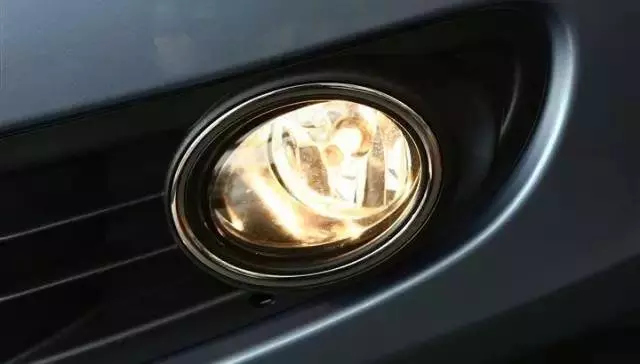 轎車失控撞樹,女郎頭重傷死。R.I.P