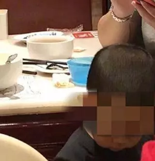 女子用餐廳餐具給孩子接尿，揚言：反正碗都是要洗的！！