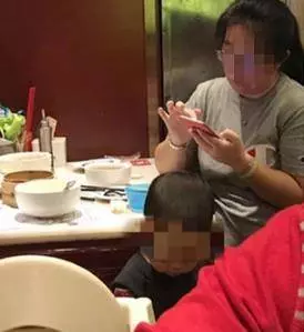 女子用餐廳餐具給孩子接尿，揚言：反正碗都是要洗的！！