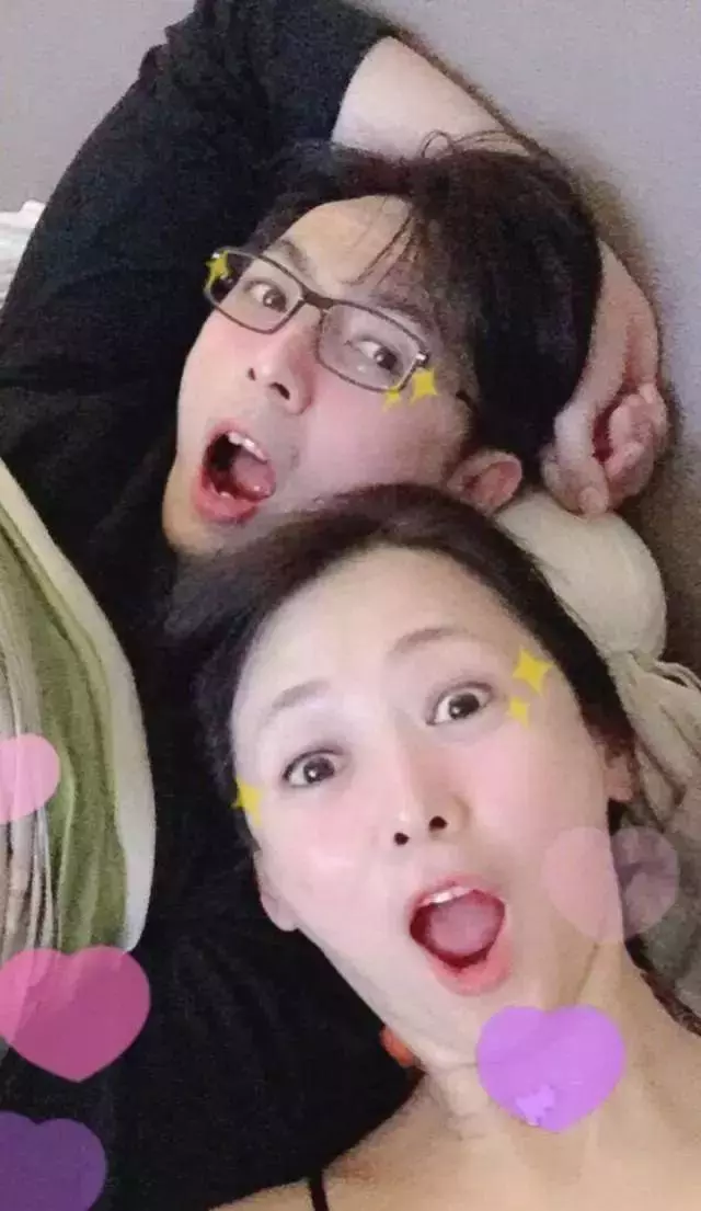 50歲翁虹曬跟女兒合照似姐妹,網友:有個專業健身管理師老公真好