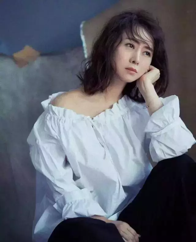 50歲翁虹曬跟女兒合照似姐妹,網友:有個專業健身管理師老公真好