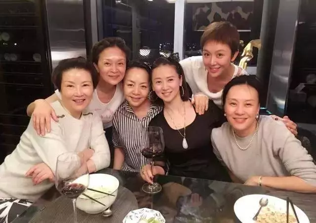 50歲翁虹曬跟女兒合照似姐妹,網友:有個專業健身管理師老公真好
