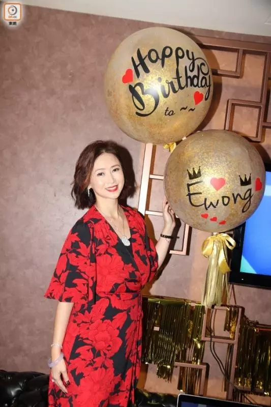 50歲翁虹與胡定欣隔15年同框重聚,翁虹被贊逆生長,網友:更像姐妹