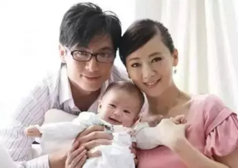 50歲翁虹與胡定欣隔15年同框重聚,翁虹被贊逆生長,網友:更像姐妹
