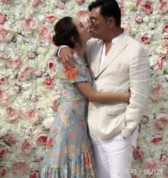 31歲港姐6月奉子成婚嫁豪門,今生下富貴女,56歲老公笑得像爺爺