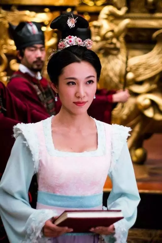 31歲港姐6月奉子成婚嫁豪門,今生下富貴女,56歲老公笑得像爺爺
