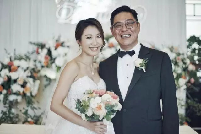 31歲港姐6月奉子成婚嫁豪門,今生下富貴女,56歲老公笑得像爺爺