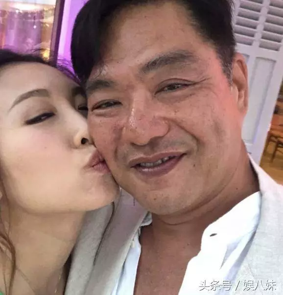 31歲港姐6月奉子成婚嫁豪門,今生下富貴女,56歲老公笑得像爺爺
