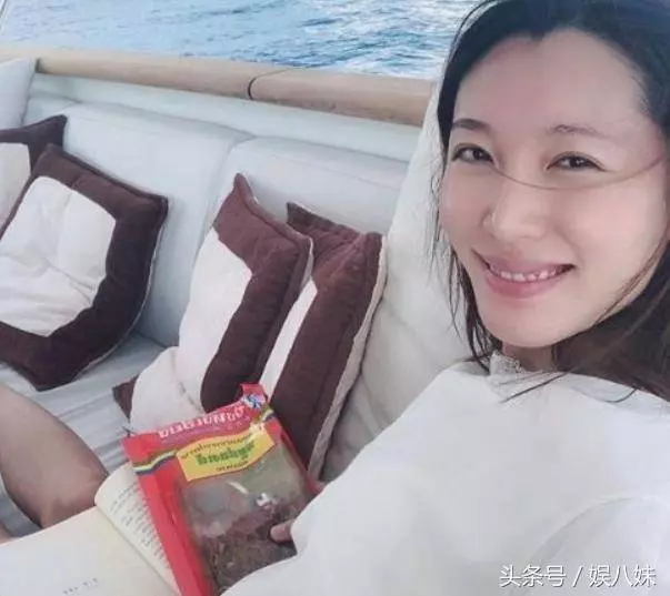 31歲港姐6月奉子成婚嫁豪門,今生下富貴女,56歲老公笑得像爺爺