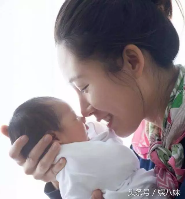 31歲港姐6月奉子成婚嫁豪門,今生下富貴女,56歲老公笑得像爺爺
