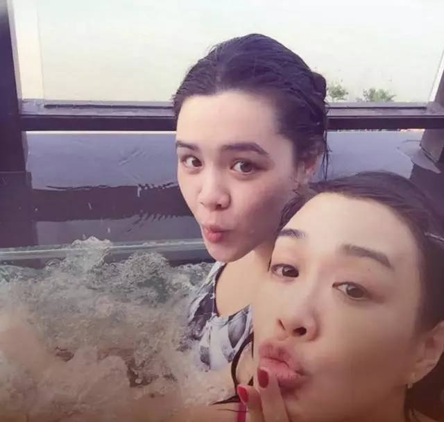 鍾麗緹大女兒是三國混血,如今近照比媽媽還顯老,網友:更像姐妹