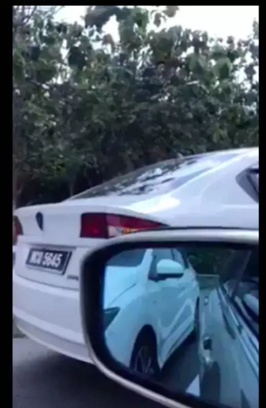 華人司機包圍我,野蠻敲打我的車!理智網民分析情況,怒罵愚蠢馬來婦女~
