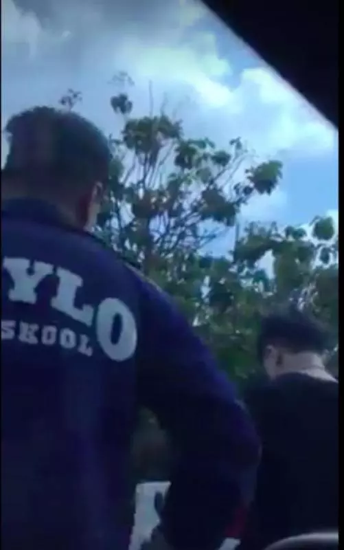 華人司機包圍我,野蠻敲打我的車!理智網民分析情況,怒罵愚蠢馬來婦女~