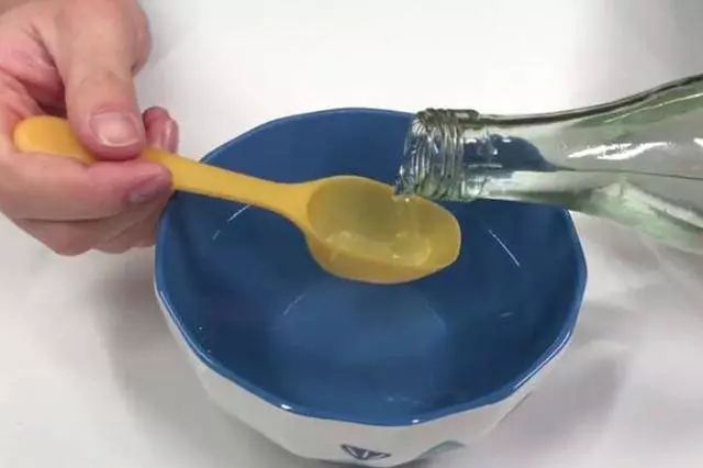 切菜板上塗點這個,一輩子不發霉、不幹裂,清潔徹底又消毒,不知道虧大了!