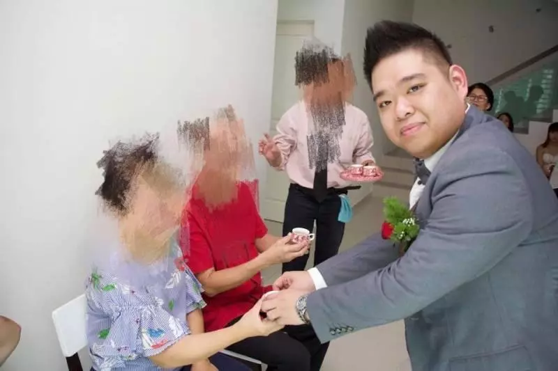 大馬最新賤男~ 結婚當天后就沒回家睡!在外逍遙快活!拿走老婆100多千!駕走老婆的BENZ和BMW!