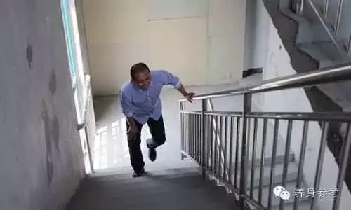骨科醫生從不做這件事,太傷膝蓋!學會一招膝蓋壽命增10年!