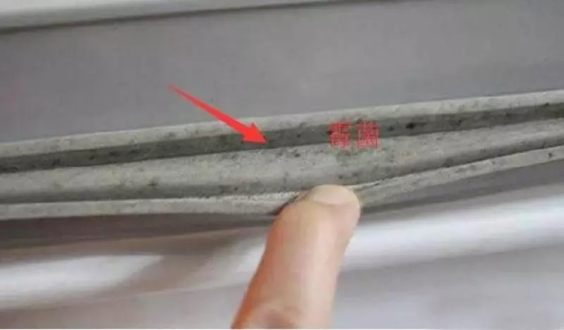 「冰箱膠條」易發黴難清洗?別急著換新的,教你「4招」,洗得乾凈除菌又省錢!