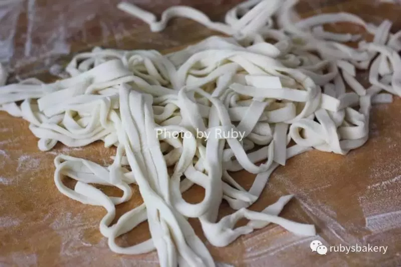 簡單的手擀刀切面 ! 用刀切出麵條,發現也沒什麼難的~