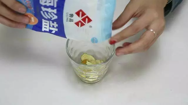 橘子皮和食鹽加水泡一泡,去除牙黃又緩解口臭,都試試吧