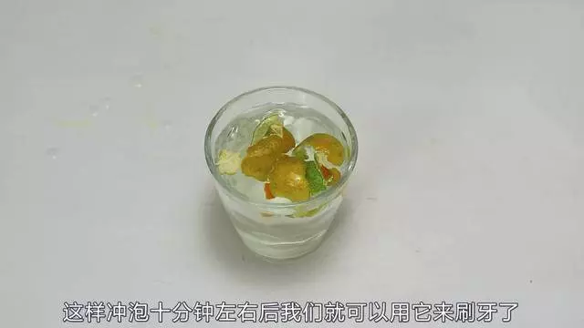 橘子皮和食鹽加水泡一泡,去除牙黃又緩解口臭,都試試吧