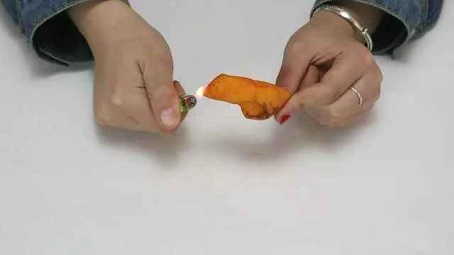 橘子皮和食鹽加水泡一泡,去除牙黃又緩解口臭,都試試吧