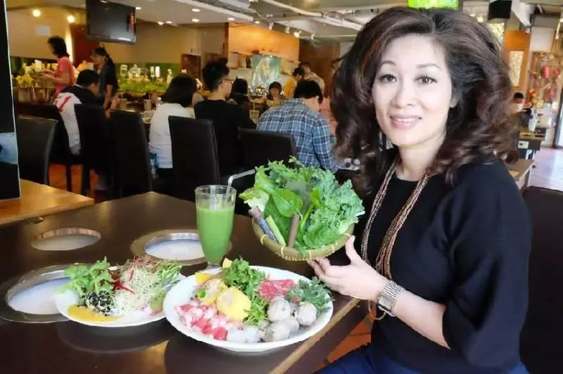 7 年前她得了「癌症」超想死,靠「吃野菜」恢復健康!野菜竟然有「這種功效」...她怒開火鍋店,讓客人吃草吃到飽!!!